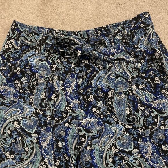 CATO. Size Medium. Elastic Back Waist Pants. Tie Accent. Poly/Spandex. B89. - Picture 2 of 3